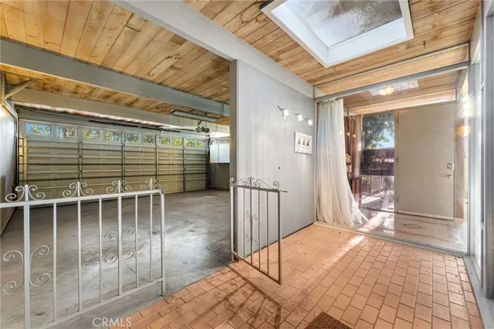 Uniquely enclosed garage