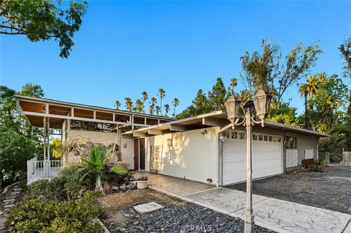 1595 Cherokee Road, Corona, California 92881
