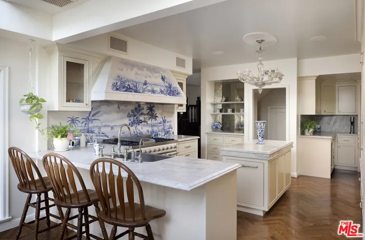 10030 Toluca Lake Avenue, Toluca Lake, California 91602