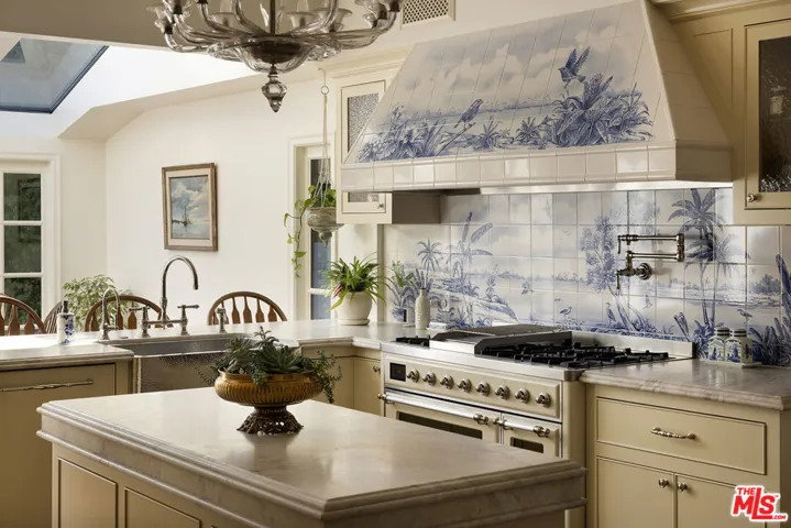 10030 Toluca Lake Avenue, Toluca Lake, California 91602