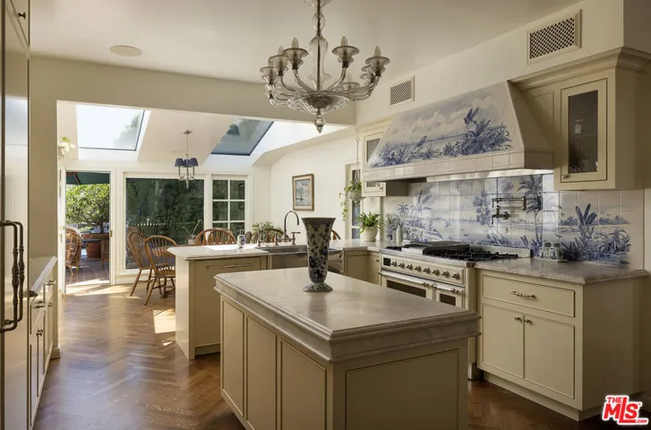 10030 Toluca Lake Avenue, Toluca Lake, California 91602