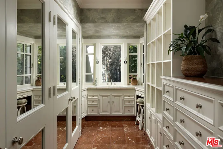 10030 Toluca Lake Avenue, Toluca Lake, California 91602