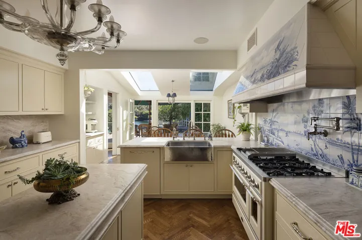 10030 Toluca Lake Avenue, Toluca Lake, California 91602