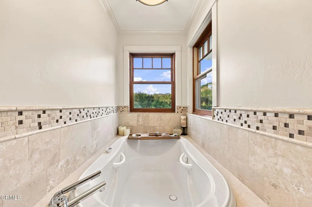 76-web-or-mls-Primary Tub (1)