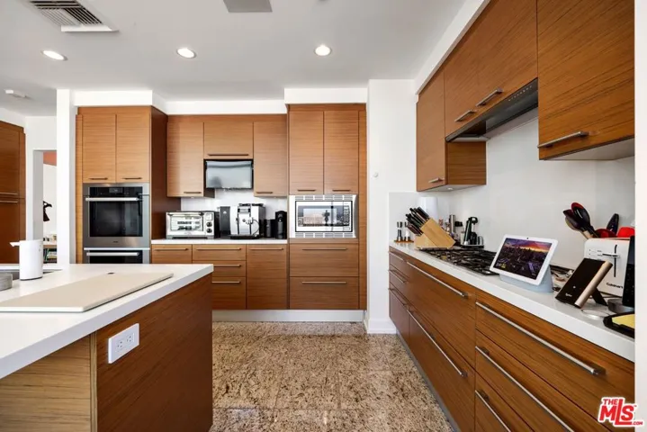 900 W Olympic Boulevard 46g, Los Angeles, California 90015