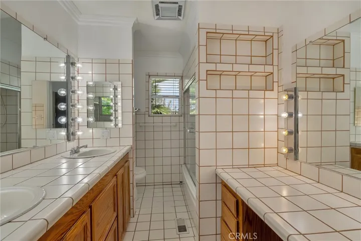 Main Bedroom Bathroom