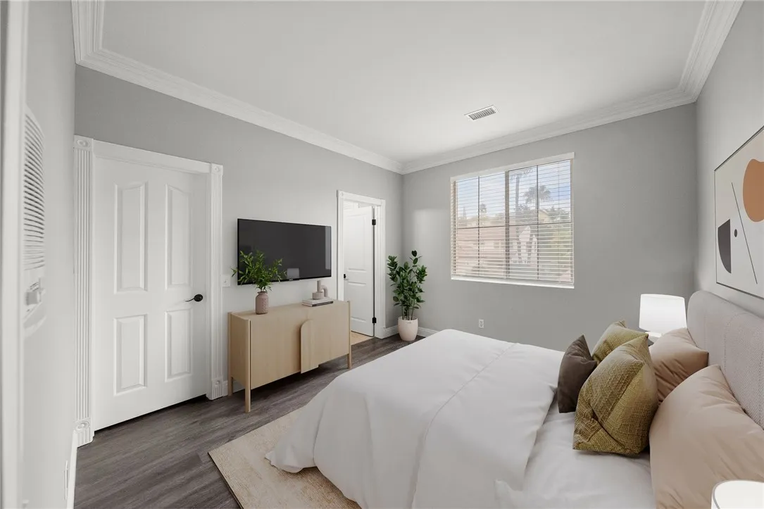 Secondary bedroom w/private en-suite and walk-in closet (Ai staging)