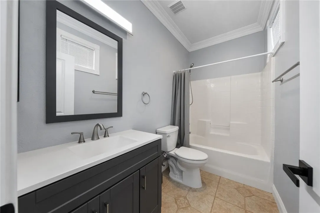 Secondary bedroom w/private en-suite bathroom