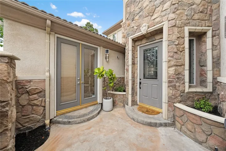 Casita double door entry