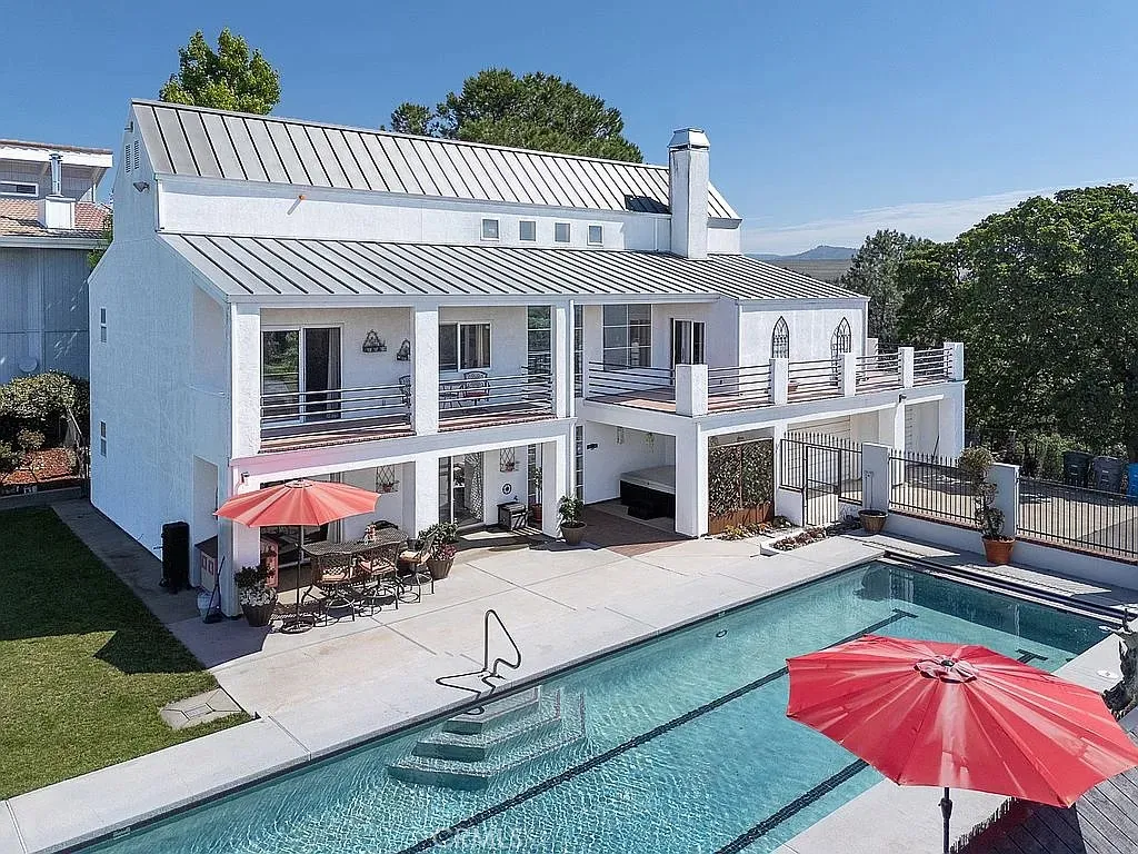 4 Lemon Hill Ct