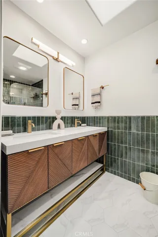 1675 Lucile, Los Angeles, California 90026