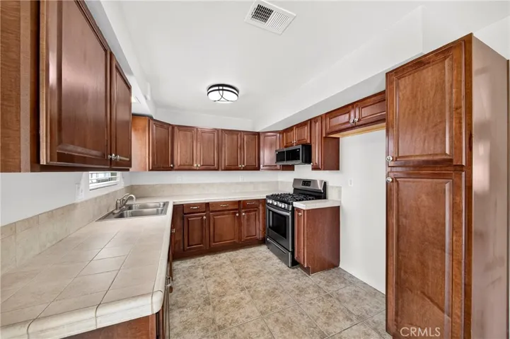 18767 Albany Street, Hesperia, California 92345