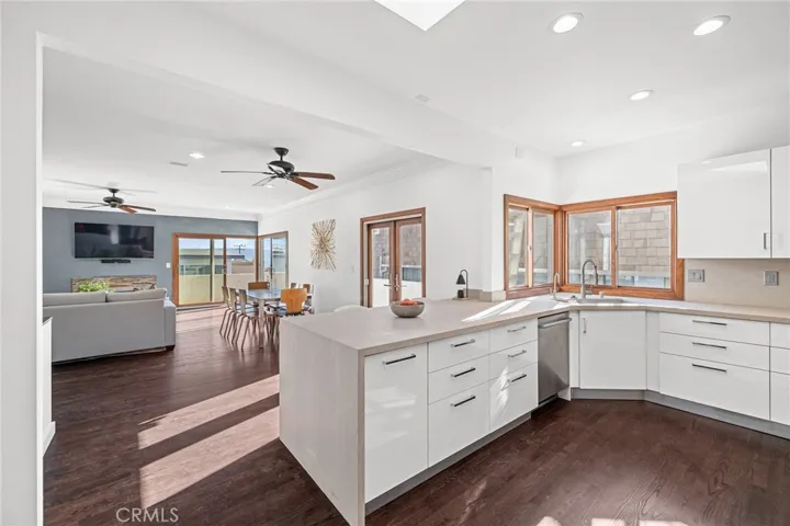 124 15th Street B, Manhattan Beach, California 90266