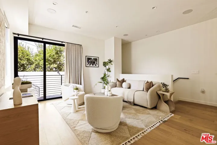 4180 Duquesne Avenue 3, Culver City, California 90232