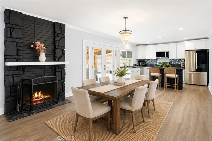 Dining area virtually stage