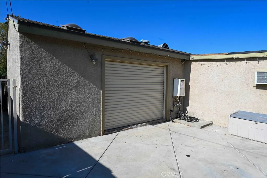 Roll up do to outside work area / Yard