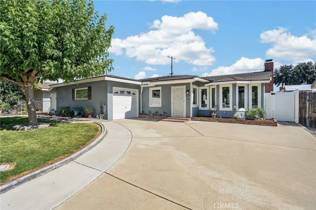 230 E Pioneer