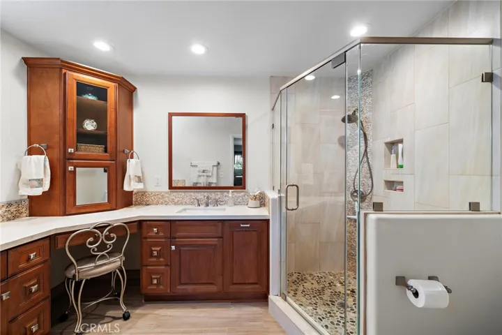  soft-close cabinetry, glass mosaic backsplash