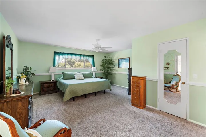 Upstairs, the primary suite features walk in closet