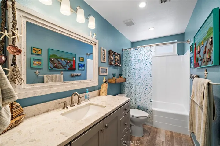 Upstairs hall bathroom with bath tub combination