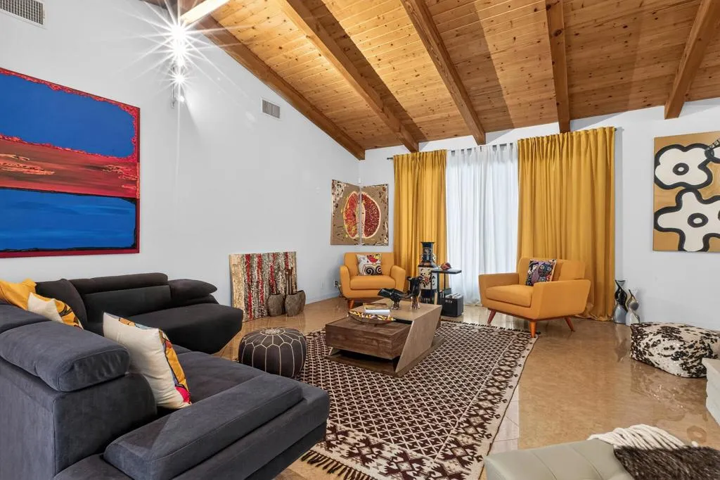 07_70325_Mottle_Cir-Living_room-6358 07_70325_Mottle_Cir-Living_room-6358