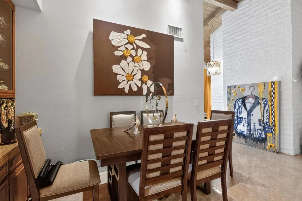 08_70325_Mottle_Cir-Dining_room-6352 08_70325_Mottle_Cir-Dining_room-6352