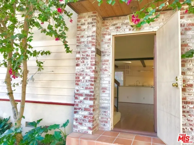 beautiful entry with curb appe