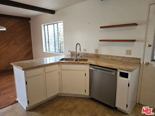 granite kitchen island