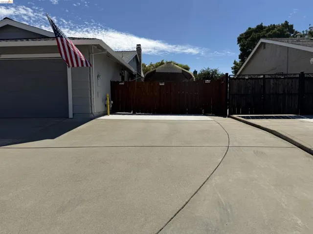 Expansive concrete driveway with contrasting white concrete border