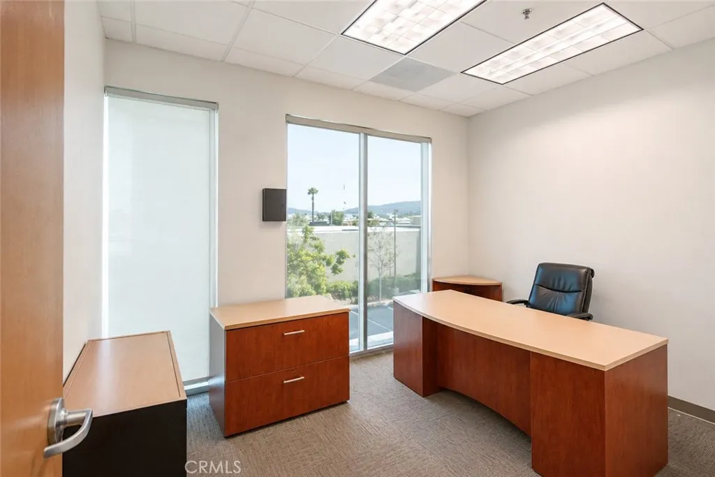 AI post-processed to remove personal belongings and furnishings. AI post-processed to remove personal belongings and furnishings.