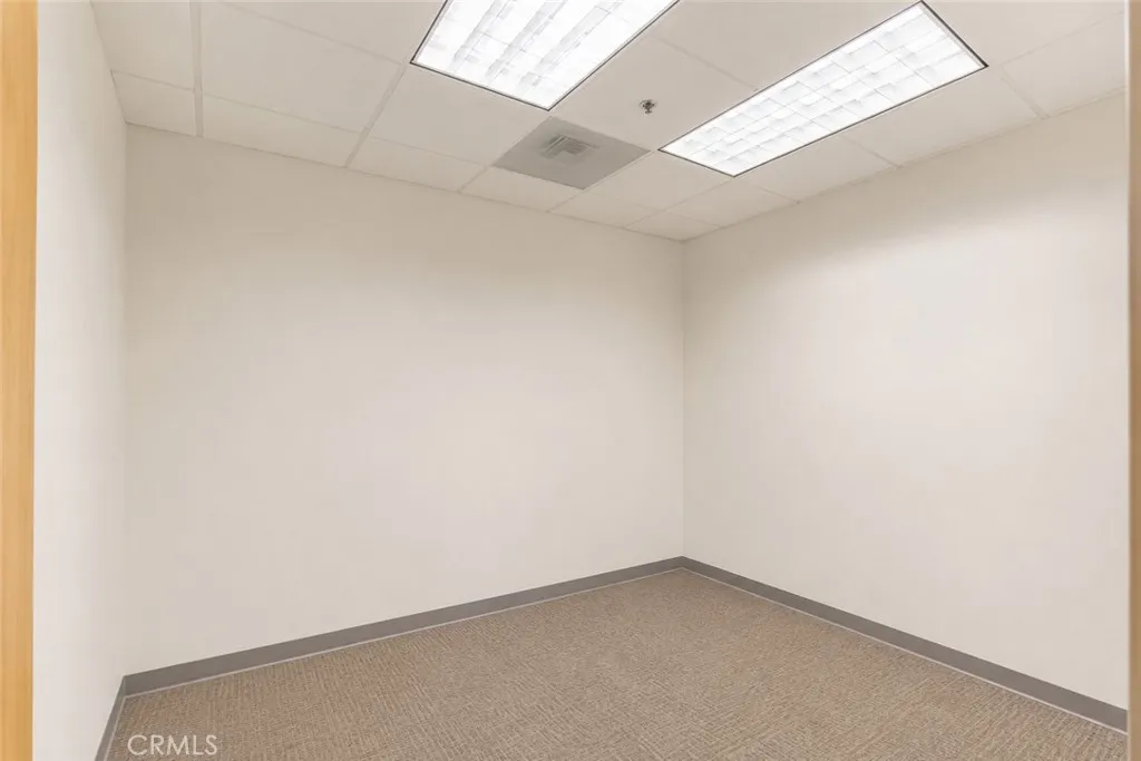 AI post-processed to remove personal belongings and furnishings. AI post-processed to remove personal belongings and furnishings.