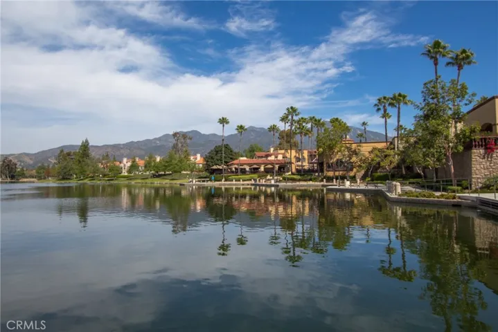 Shopping, restaurants, entertainment, banking within walking distance