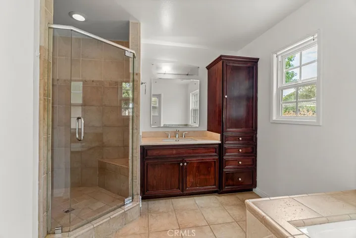 MAIN PRIMARY ENSUITE BATHROOM