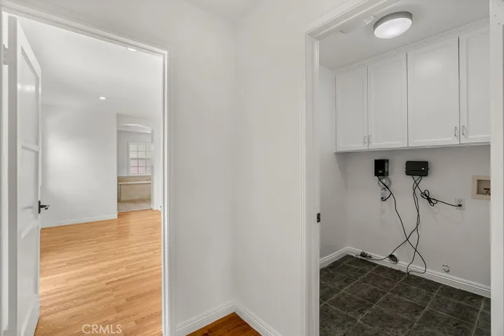 MAIN PRIMARY BEDROOM & INDOOR LAUNDRY