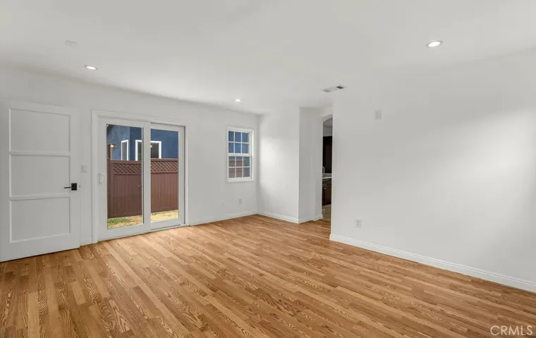 MAIN PRIMARY BEDROOM WITH ENSUITE BATHROOM AND SLIDING DOOR TO BACKYARD