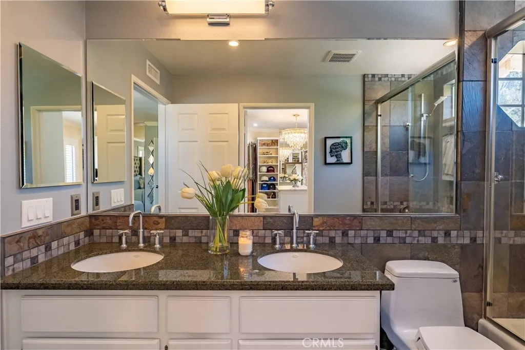 Upstairs Bathroom shared with 2 Bedrooms (Jack/Jill)