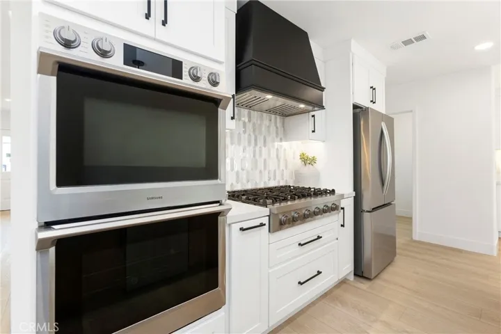 Double Oven and 6 Burner Gas Stove