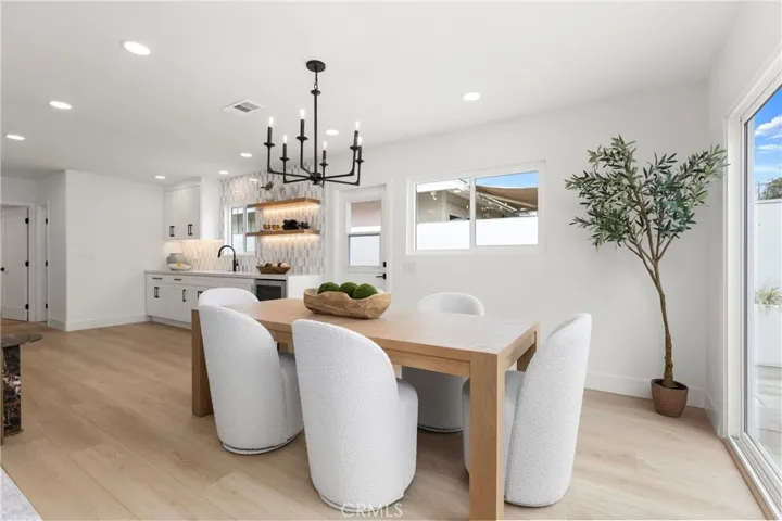 Dining Area/Wet Bar