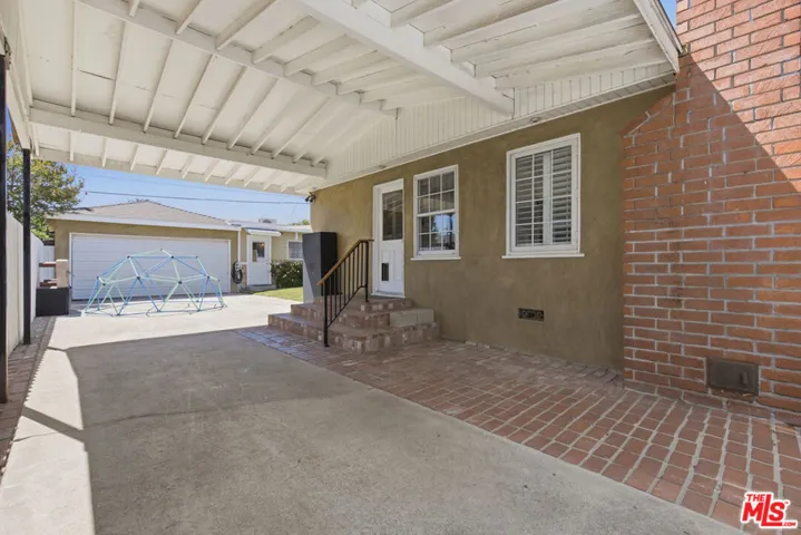 2221 N Valley Street, Burbank, California 91505