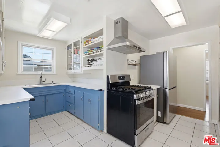 2221 N Valley Street, Burbank, California 91505