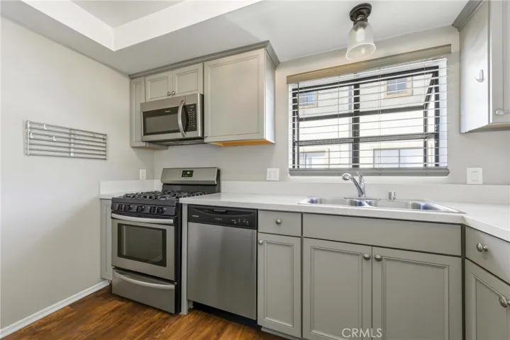 14715 Saticoy Street 14, Van Nuys, California 91405