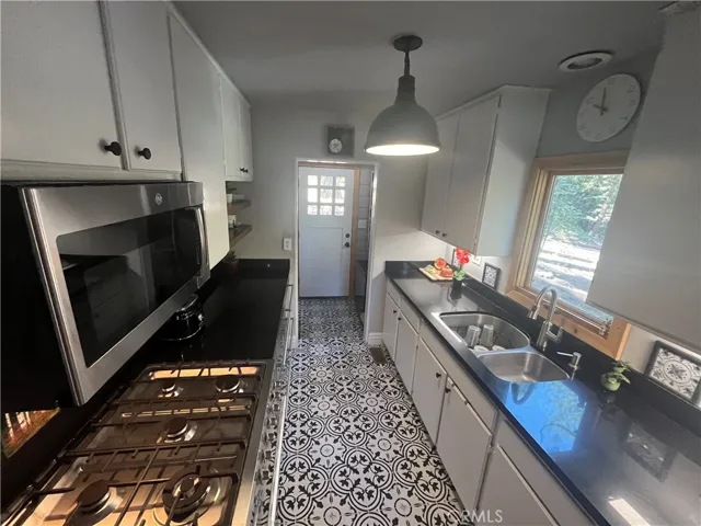 799 Crest Estates Drive, Lake Arrowhead, California 92352