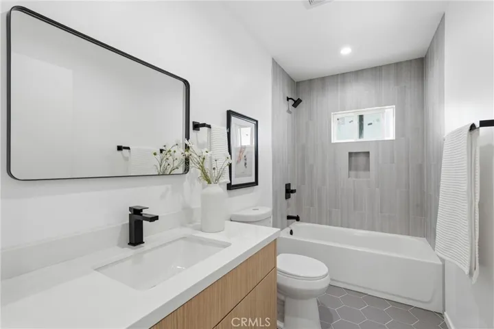 1430 S Cloverdale Avenue 1/2, Los Angeles, California 90019