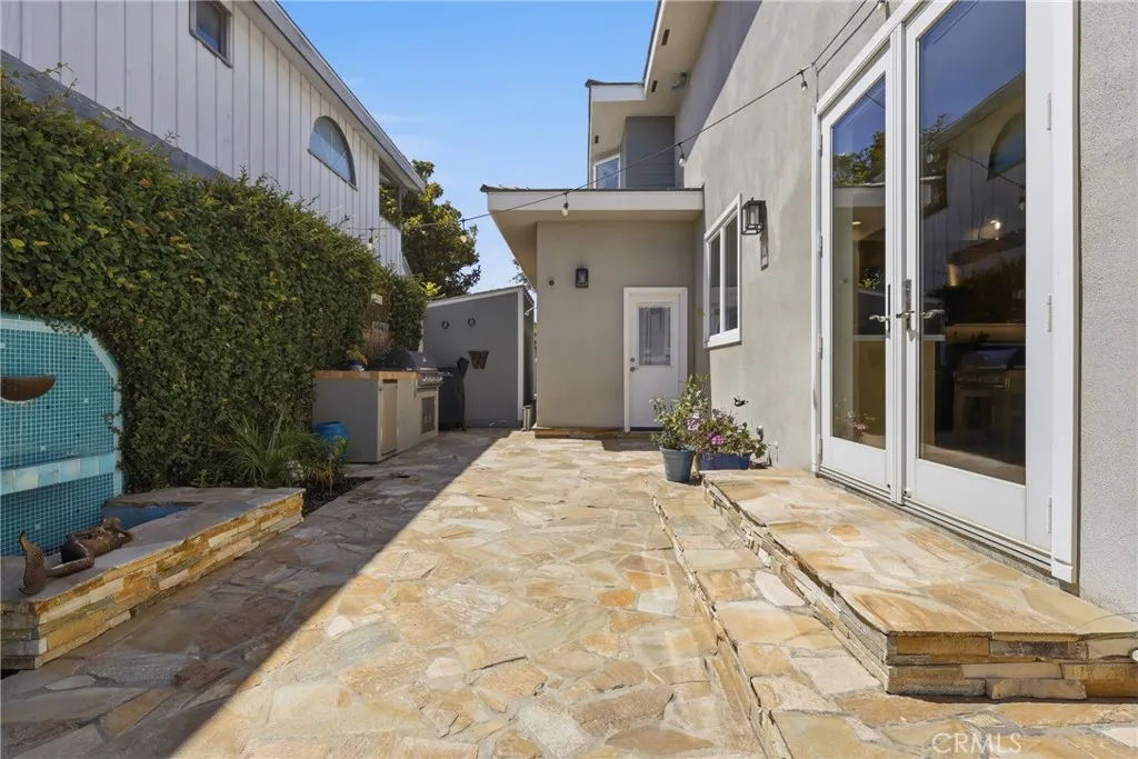 Access to the garage from the patio - so convenient. Access to the garage from the patio - so convenient.