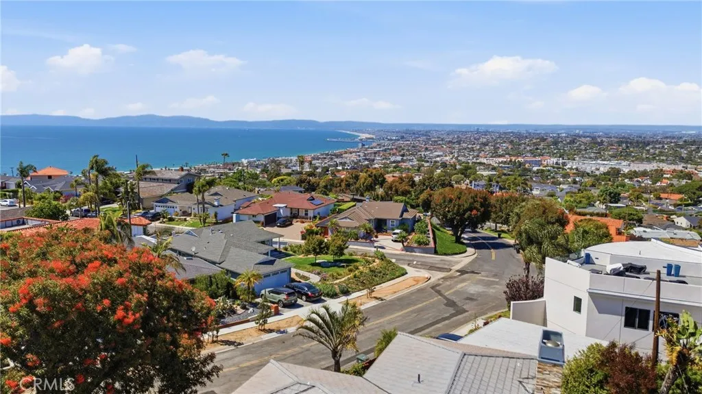 Just a short jaunt to the beach - or popular Riviera Village shops and restaurants! Just a short jaunt to the beach - or popular Riviera Village shops and restaurants!