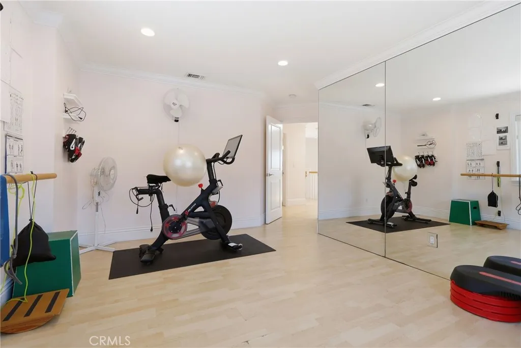 Home gym that was a dance room - could be a play room, second office, you have options...! Home gym that was a dance room - could be a play room, second office, you have options...!