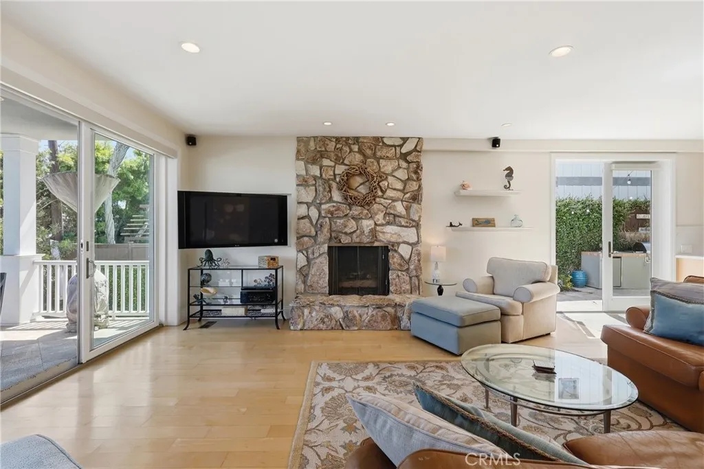 Inviting fireplace, recessed lighting and gleaming hardwood floors! Inviting fireplace, recessed lighting and gleaming hardwood floors!