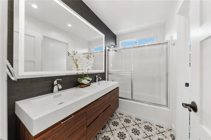 Guest Bathroom Upstairs