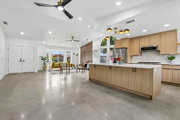 Kitchen & Living