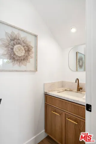 Guest 1/2 bath
